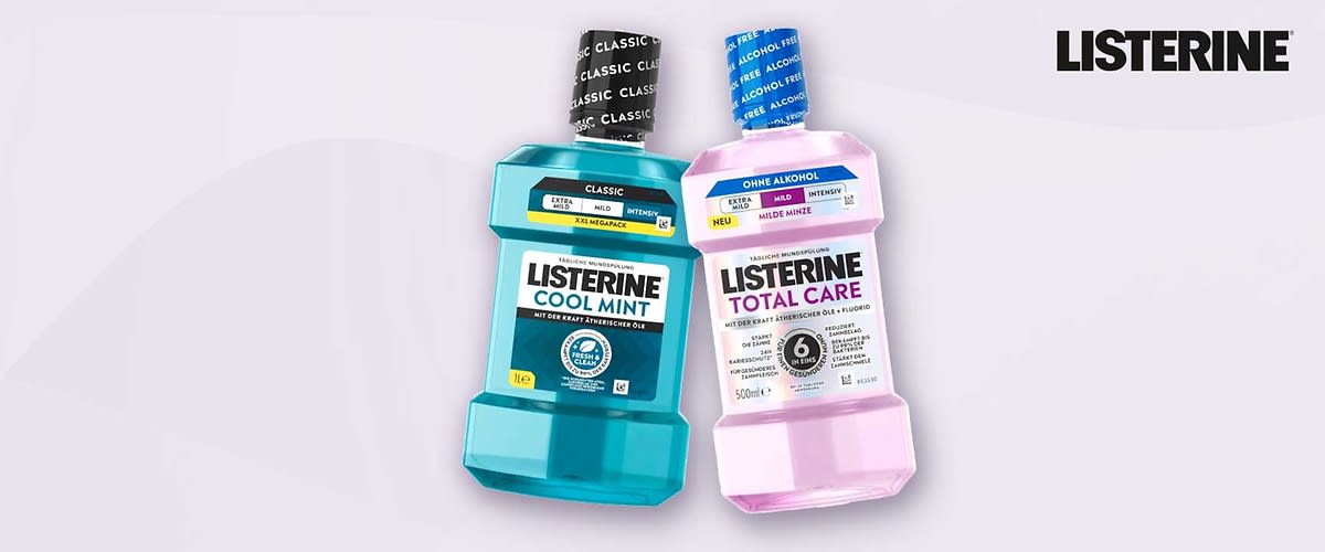 Zwei Listerine-Mundspülflaschen nebeneinander: links türkisfarbene Flasche „Listerine Cool Mint“ 1 l, rechts rosa-weiße Flasche „Listerine Total Care“ 500 ml mit Hinweis „ohne Alkohol“, oben rechts LISTERINE-Logo