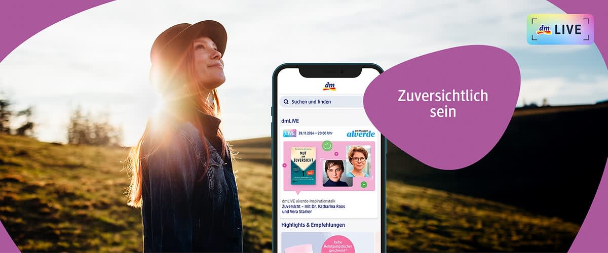 Eine Person mit langen Haaren und Hut steht in einer sonnigen Landschaft, ihr Gesicht ist unscharf, während die Sonne hinter ihr scheint, auf der rechten Seite des Bildes steht in einem lila Feld der Text Zuversichtlich sein.
