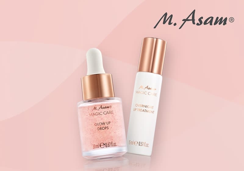 Zwei M. Asam Hautpflegeprodukte auf rosa Hintergrund