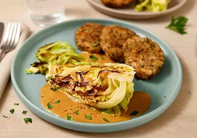 Geschmorte Spitzkohlviertel mit veganer Rahmsauce und nussigen Semmelknödelscheiben