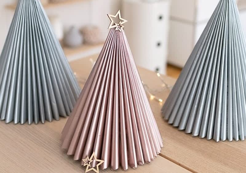 Nachhaltiger Weihnachtsbaumaufsteller aus Zeitschriften