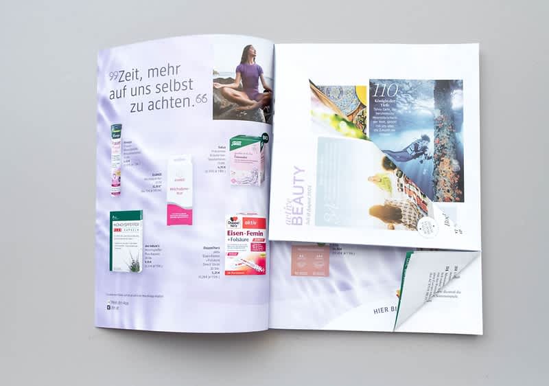 Weihnachtsbaumaufsteller aus Zeitschriften