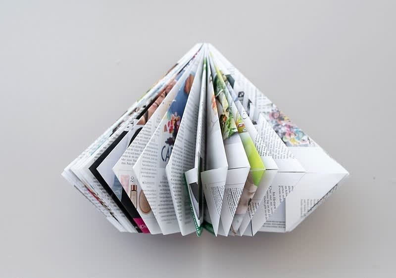 Weihnachtsbaumaufsteller aus Zeitschriften