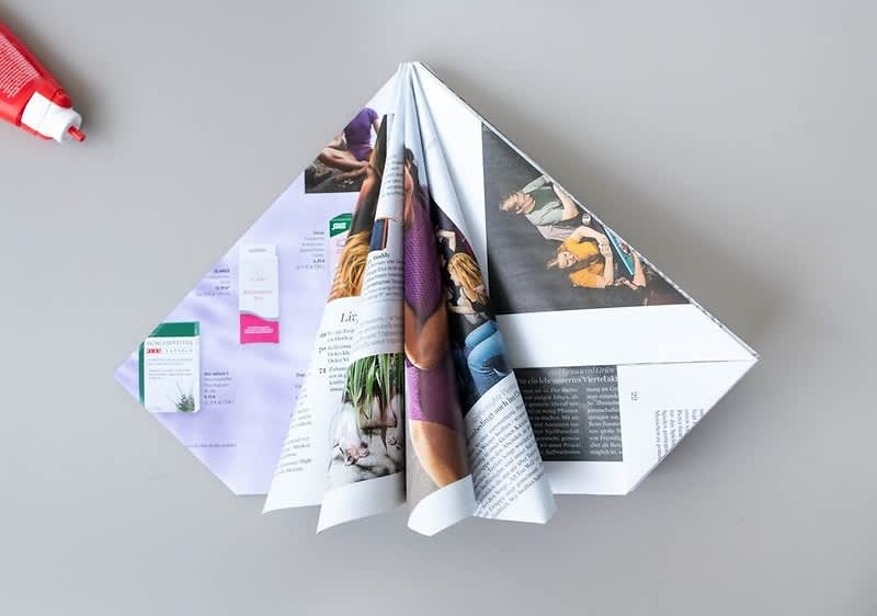 Weihnachtsbaumaufsteller aus Zeitschriften
