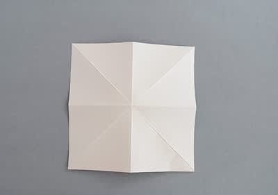 Weihnachtsbaumaufsteller aus Papier