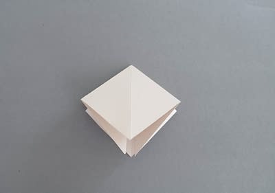 Weihnachtsbaumaufsteller aus Papier