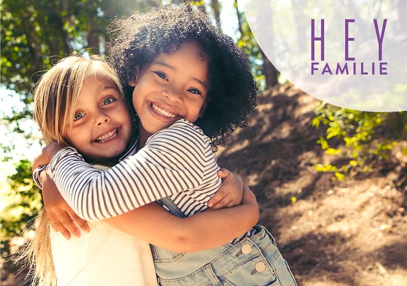 Zwei Kinder umarmen sich