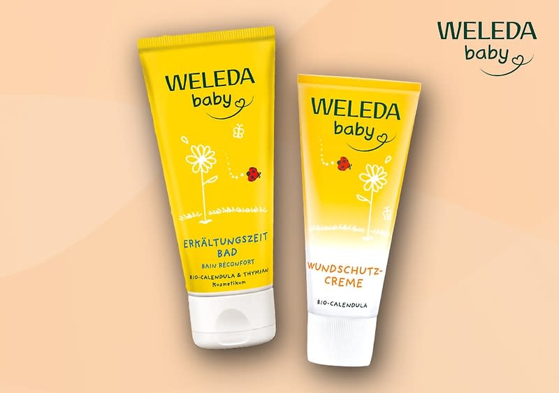 Zwei gelbe Produktverpackungen von Weleda Baby, links Erkältungszeit Bad mit roter Blume, rechts Wundschutzcreme mit weißem Rand und roter Blume