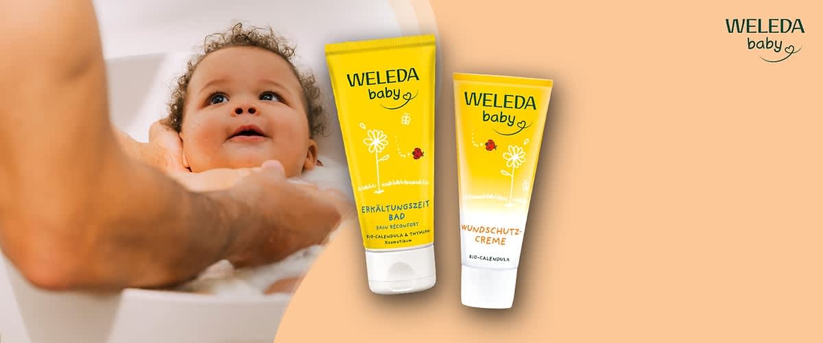 Zwei gelbe Produktverpackungen von Weleda Baby, links Erkältungszeit Bad mit roter Blume, rechts Wundschutzcreme mit weißem Rand und roter Blume