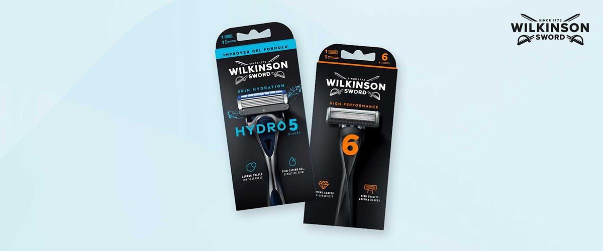 Zwei Wilkinson Sword Rasierer-Verpackungen nebeneinander: links schwarze Verpackung mit blauem Schriftzug „Hydro 5“ und abgebildetem Rasierkopf, rechts schwarze Verpackung mit orangefarbener „6“-Markierung und abgebildetem Rasierkopf, oben rechts Wilkinson Sword Logo
