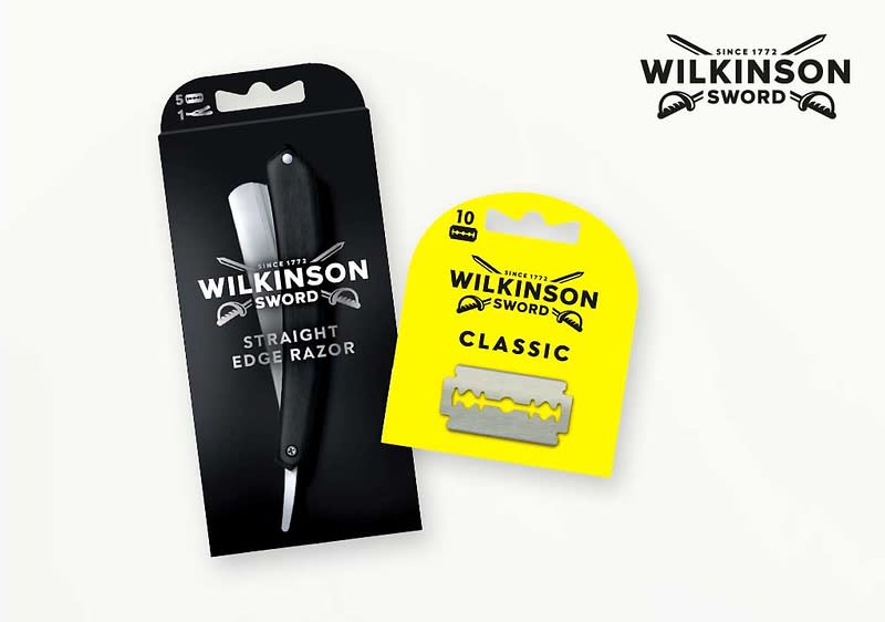 Schwarze Verpackung für ein Rasiermesser mit Aufdruck „WILKINSON SWORD STRAIGHT EDGE RAZOR“ neben gelber Packung mit zehn Rasierklingen und Aufdruck „WILKINSON SWORD CLASSIC“ und eingestanzter Klingenabbildung