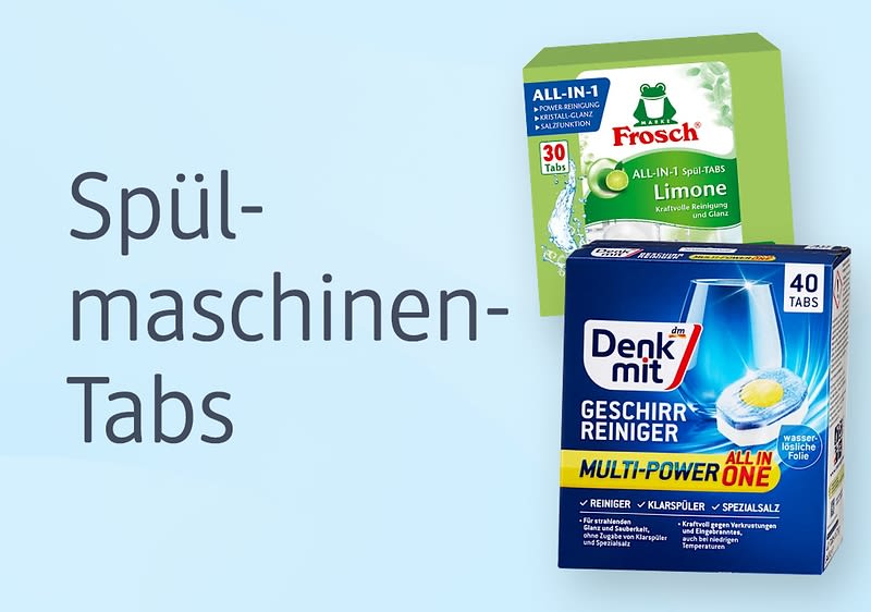 Zwei Produktverpackungen von Spülmaschinentabs, links oben eine grüne Packung von Frosch mit der Aufschrift „Limone“ und „30 Tabs“, rechts unten eine blaue Packung von Denkmit mit der Aufschrift „Geschirr Reiniger Multi-Power All in One“ und „40 Tabs“
