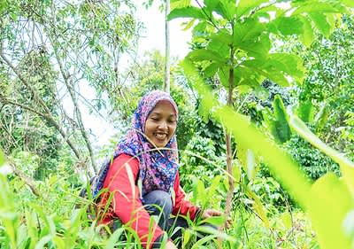 Person in bunter Kleidung im Wald