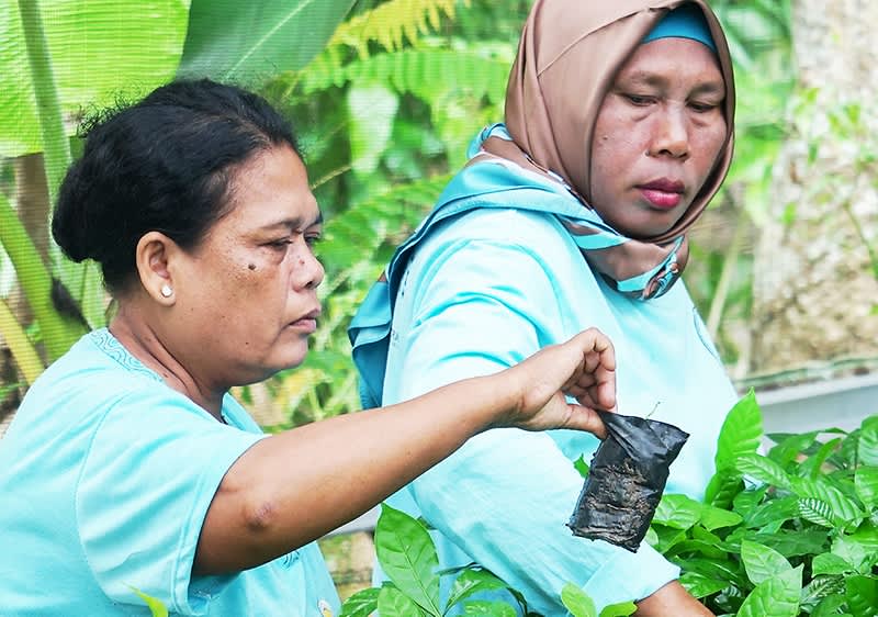 Zwei Frauen arbeiten im Garten