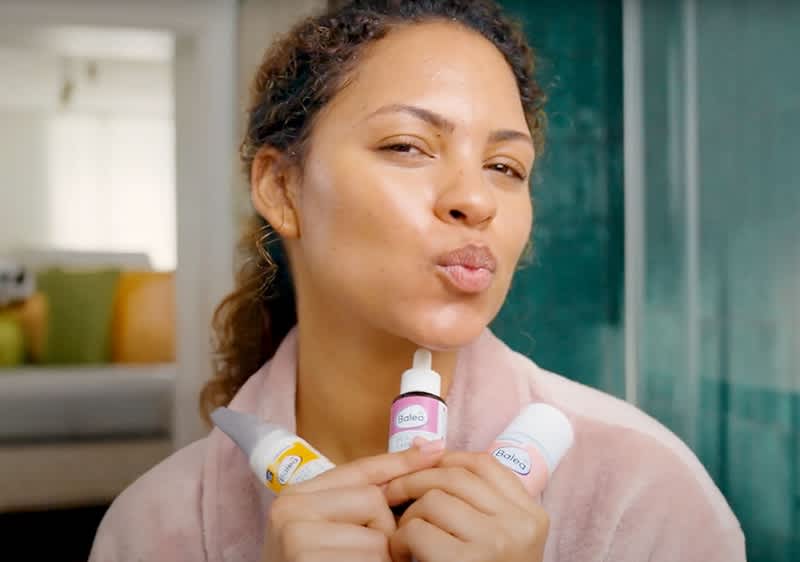 Frau mit Balea Produkten in der Hand
