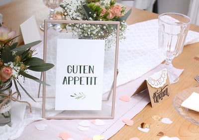 Hochzeitdekoration mit Tischkarten & Blumen