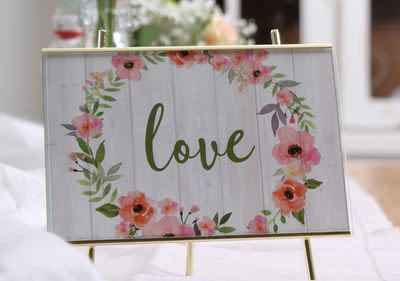 Tisch-Aufsteller mit Schriftzug „love“ für den Hochzeitstisch