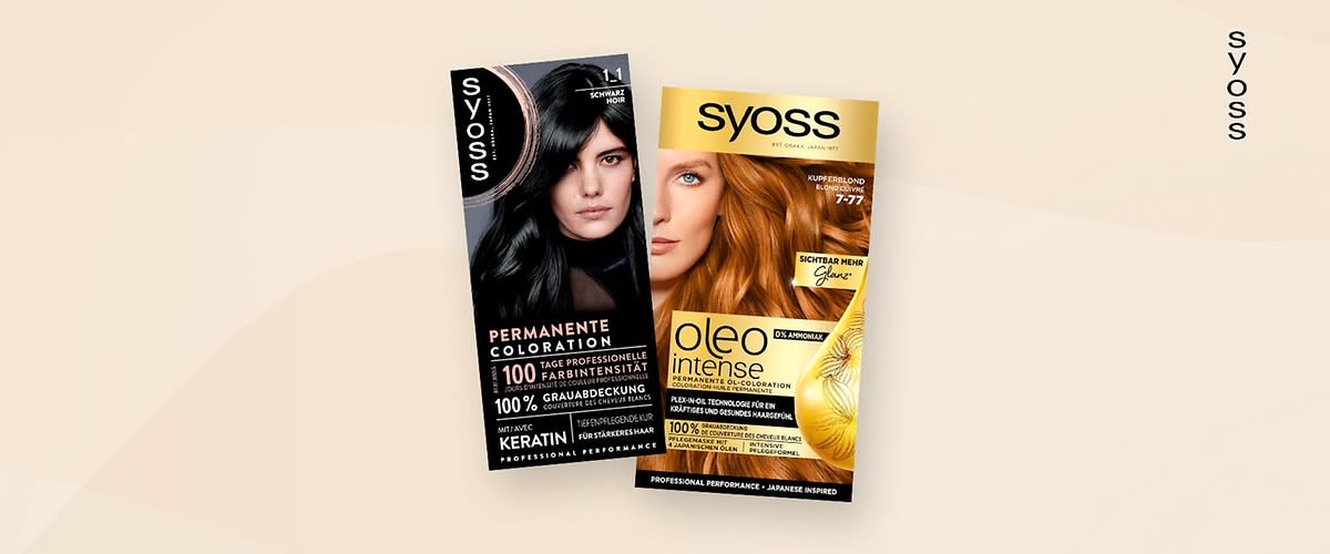 Zwei Produktverpackungen von Syoss Haarfärbemitteln , links Syoss Permanente Coloration, rechts eine goldene Verpackung mit der Aufschrift Syoss Oleo Intense, die Verpackungen sind auf einem hellen Hintergrund platziert und der Markenname Syoss steht vertikal am rechten Rand