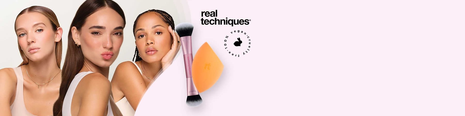 Zwei Make-up-Tools vor hellem Hintergrund: ein doppelseitiger Pinsel mit rosa-metallic Griff und schwarzen, weißen Spitzen sowie ein orangefarbener, tropfenförmiger Beauty-Schwamm; oben rechts das Markenlogo „real techniques“ und darunter ein rundes Siegel mit dem Text „100% vegan cruelty free“ und einem schwarzen Hasen-Symbol
