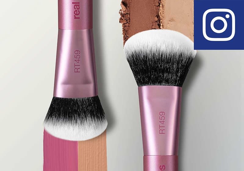 Zwei rosa-metallische Make-up-Pinsel mit schwarzen und weißen synthetischen Borsten, links ein schräg geschnittener Pinsel mit zwei aufgetragenen Make-up-Streifen in Rosa und Beige, rechts ein rund gebundener Pinsel mit braunem Puder über den Borsten und dem Aufdruck „RT1459“ auf den Griffen, oben rechts ein kleines Instagram-Logo ohne weiteren Text