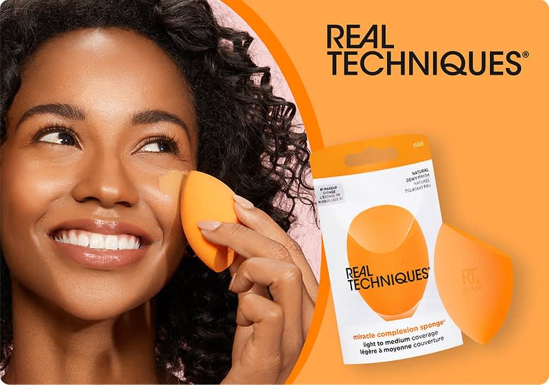 Frau hält Real Techniques Make-up-Schwamm