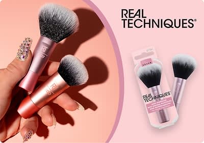 Zwei Make-up-Pinsel und Verpackung