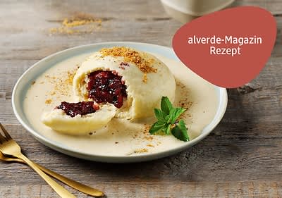 Germknödel mit Vanillesoße und gerösteten Mandeln