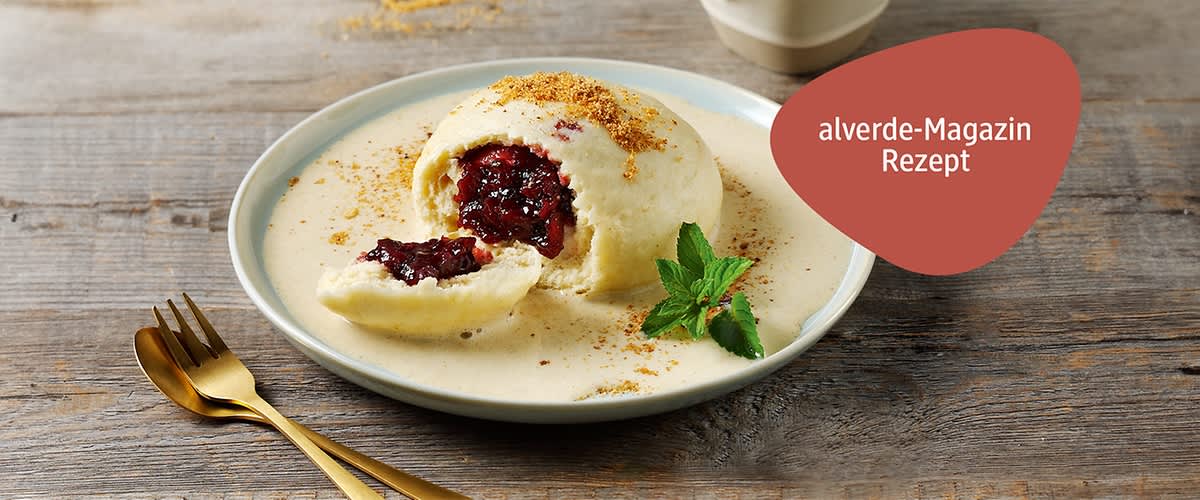 Germknödel mit Vanillesoße und gerösteten Mandeln