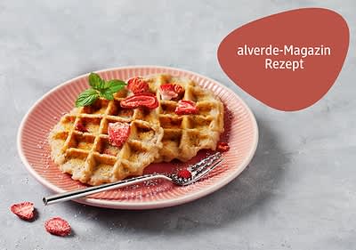 Von oben fotografierte Waffeln mit Erdbeeren