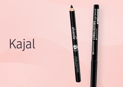 Zwei schwarze Kajalstifte auf rosa Hintergrund.