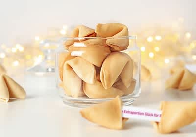 Personalisierte Glückskekse zum Selbermachen? Probiere das einfache Rezept für die vegane Leckerei