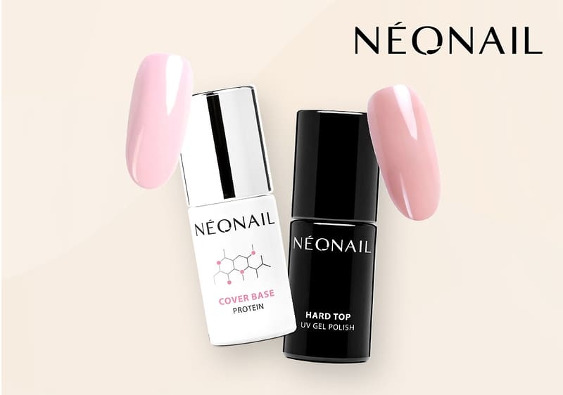 Zwei Hände halten Nagellackflaschen