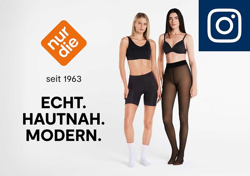 Zwei Frauen stehen nebeneinander in schwarzer Unterwäsche; links trägt die Frau knielange schwarze Radlershorts und weiße Socken, rechts trägt die Frau schwarze blickdichte Strumpfhosen und schwarze Schuhe, links oben orangees Quadrat mit weißer Schrift „nur die“, darüber Text „seit 1963“, links unten großer schwarzer Text „ECHT. HAUTNAH. MODERN.“, rechts oben blaues Instagram-Logo