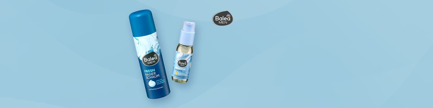 Zwei blaue Balea MEN Rasierprodukte auf hellblauem Hintergrund: links eine hohe Dose mit Aufschrift „Fresh Rasierschaum“, rechts ein kleines Fläschchen mit Aufschrift „Sensitive Rasieröl“ und Balea MEN Logo