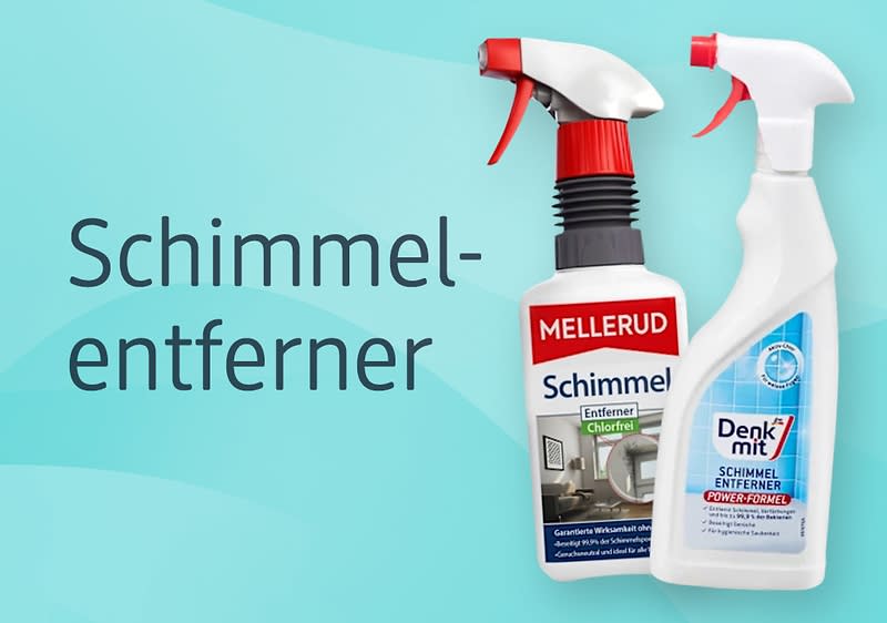 Zwei Flaschen Schimmelentferner, links Mellerud mit rotem Sprühkopf und grüner Aufschrift, rechts Denkmit mit weißem Sprühkopf und roter Aufschrift, daneben der Text „Schimmelentferner“