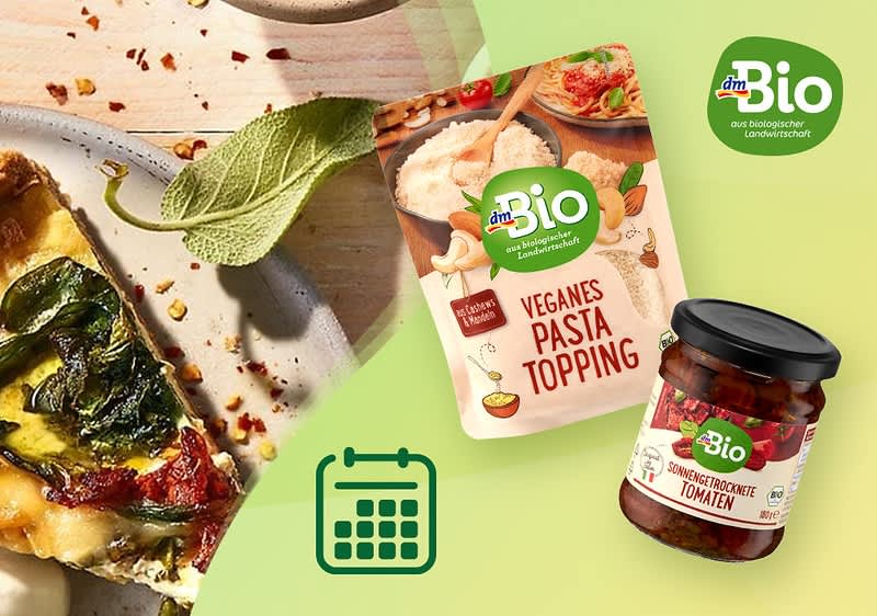 Eine Collage mit einer Pizza, einem dmBio Veganes Pasta Topping und einem dmBio Sonnengetrocknete Tomaten Glas auf grünem Hintergrund. Ein Kalender-Symbol ist ebenfalls zu sehen