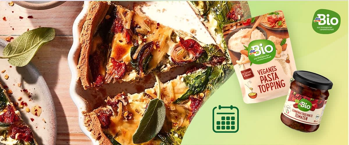 Eine Collage mit einer Pizza, einem dmBio Veganes Pasta Topping und einem dmBio Sonnengetrocknete Tomaten Glas auf grünem Hintergrund. Ein Kalender-Symbol ist ebenfalls zu sehen