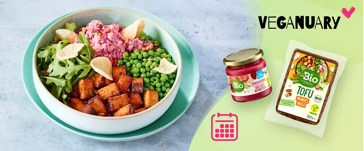 Ein Teller mit gebratenem Tofu, Erbsen, Rucola und rosa Hummus. Links daneben ein Glas Bio-Hummus mit der Aufschrift „Sprockets Natur“ und eine Packung Bio-Tofu „Mandel Nuss“. Oben rechts der Schriftzug „Veganuary“ in Schwarz. Unten links ein pinkes Kalendersymbol.