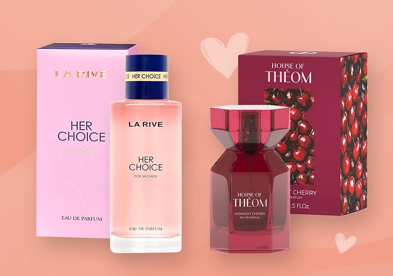 Zwei Parfümflaschen mit ihren Verpackungen. Links eine rosa Flasche von La Rive mit der Aufschrift „Her Choice“ und rosa Verpackung. Rechts eine rote Flasche von House of Theom mit der Aufschrift „Midnight Cherry“ und Verpackung mit Kirschmuster.