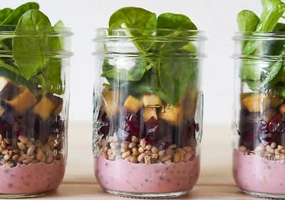 Drei Gläser mit Schichtsalat