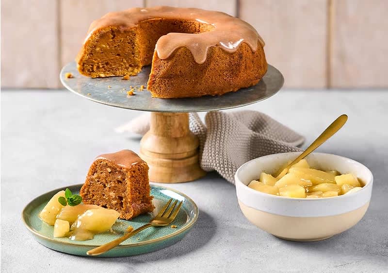 Möhren Haselnusskuchen mit Birnenspalten