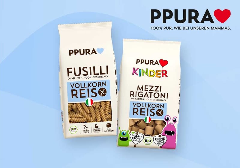 Zwei Packungen PPURA Vollkornreis-Pasta nebeneinander: links weiße Packung „Fusilli Vollkorn Reis“ mit Italien-Flagge und Bio-Symbol, rechts weiße Packung „PPURA Kinder Mezzi Rigatoni Vollkorn Reis“ mit buntem „KINDER“-Schriftzug, Bio- und „ohne Zusatzstoffe“-Symbole sowie zwei bunte Monster-Illustrationen. Bild mithilfe von KI erstellt