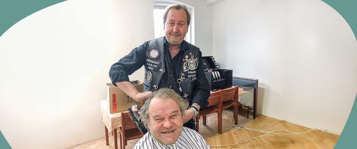 Friseur schneidet Haare im Raum