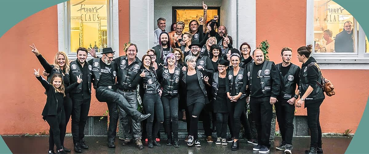 Eine fröhliche Gruppe vor einem Gebäude