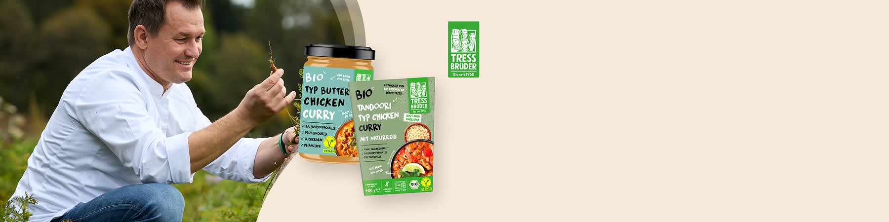 Ein Glas und eine Verpackung von Tress Brüder Bio-Curryprodukten. Links ein Glas „Typ Butter Chicken Curry“ mit veganem Hinweis. Rechts eine Verpackung „Thai Curry Typ Chicken mit Naturreis“. Beide Produkte zeigen Bilder von Currygerichten. Oben rechts das Logo von Tress Brüder.