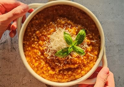 Person hält Schüssel mit Risotto