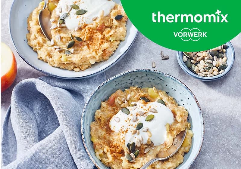 Apfel-Kleie-Porridge mit Joghurt