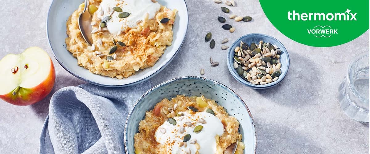 Apfel-Kleie-Porridge mit Joghurt