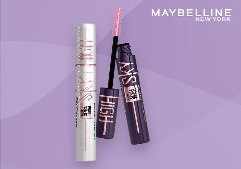 Zwei Maybelline Sky High Mascaras auf lila Hintergrund