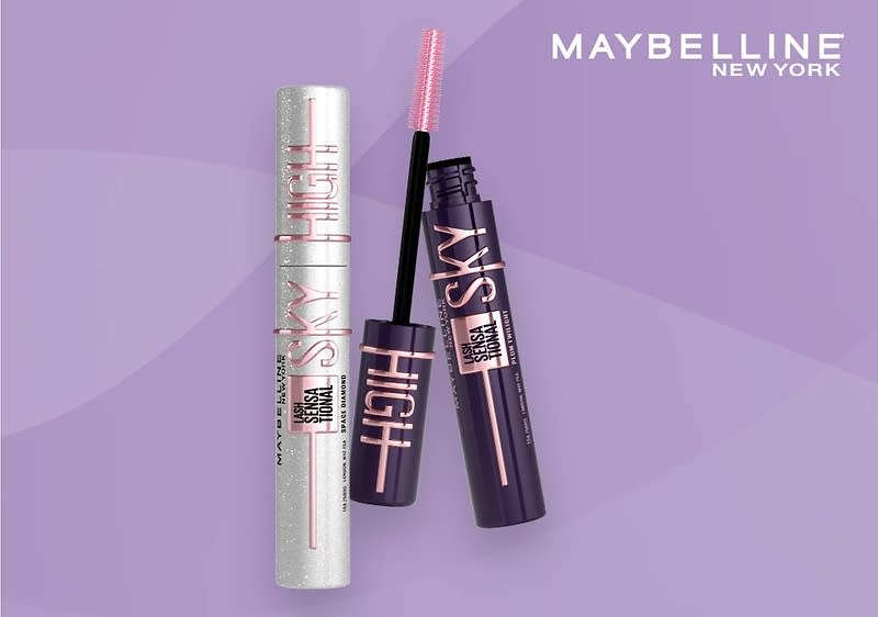 Zwei Maybelline Mascara-Tuben auf lila Hintergrund